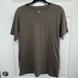 ALO Yoga Men's Triumph Raglan Tee Short Sleeve Tee in Limited Stealth Green